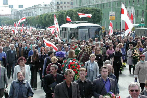 «Тысячы ружаў, гваздзікоў, васількоў». Як беларусы развітваліся з Васілём Быкавым