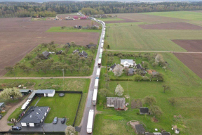 «Фуры растянулись на километры. Стоят вдоль дороги – прямо, боком. Стоят в поле. Водителей жалко»