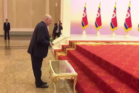 Как Лукашенко кланялся восковым статуям диктаторов КНДР