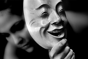 Сколько стоит женская улыбка? Акция, которая разделила жизнь жителей одной страны на «до» и «после»